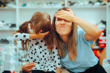 Maman et fille faisant Facepalm geste dans un magasin de chaussures