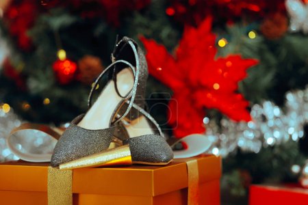 Foto de Zapatos nuevos sentados en una caja de regalo bajo un árbol de Navidad - Imagen libre de derechos