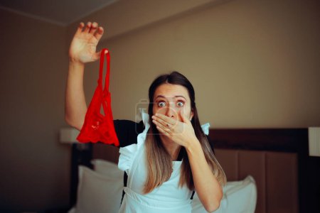 Téléchargez les photos : Drôle surpris hôtel femme de ménage trouver sous-vêtements dans une chambre - en image libre de droit