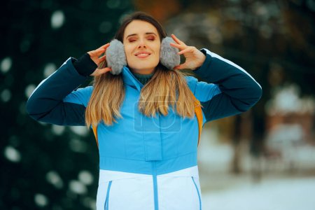 Téléchargez les photos : Happy Woman profiter de la saison froide en plein air dans la neige - en image libre de droit