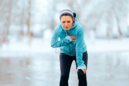 Téléchargez les photos : Femme fatiguée ayant des douleurs thoraciques après avoir couru un jour d'hiver - en image libre de droit
