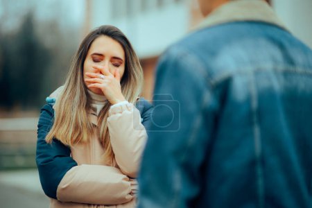 Téléchargez les photos : Triste femme se battant avec son mari à l'extérieur dans le parc - en image libre de droit