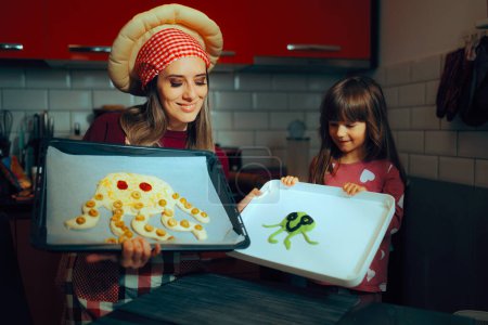 Téléchargez les photos : Mère avec poulpe Pizza et fille avec sculpture en plastique - en image libre de droit