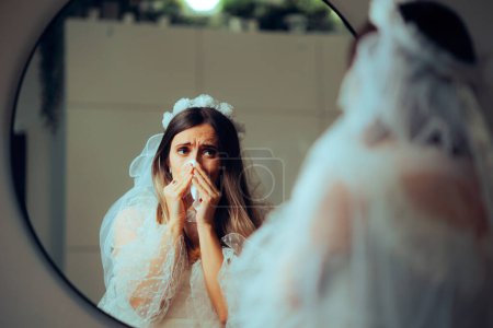 Foto de Triste novia llorando en el espejo antes de la boda - Imagen libre de derechos