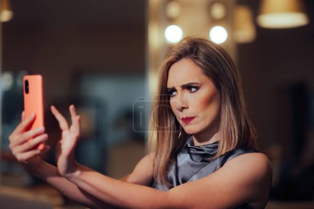 Frau versucht Selfie im Friseursalon zu machen 