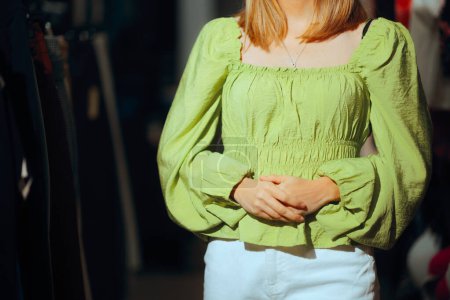 Foto de Detalle de una blusa verde de moda de primavera en un modelo - Imagen libre de derechos