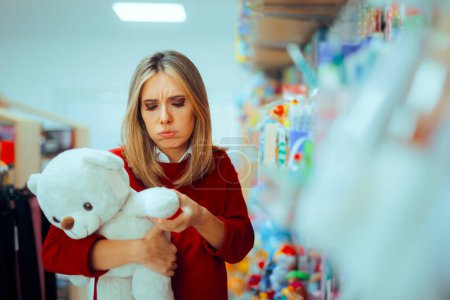 Mujer de compras preocupada por la seguridad de un juguete para su bebé