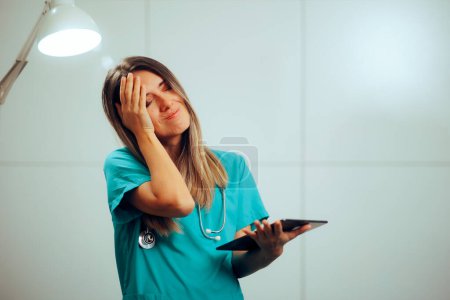 Médico estresado sosteniendo una tableta PC se siente abrumado