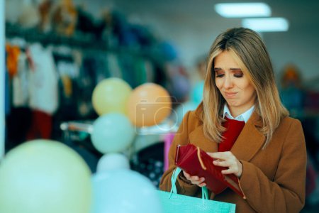 Traurige Frau beim Einkaufen, die ihr Portemonnaie auf Zahlung überprüft 