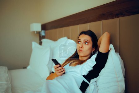 Téléchargez les photos : Foyer paresseux reposant au lit Regarder la télévision au travail - en image libre de droit