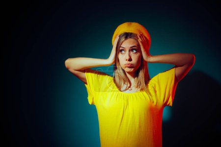 Femme inquiète portant une robe jaune et béret