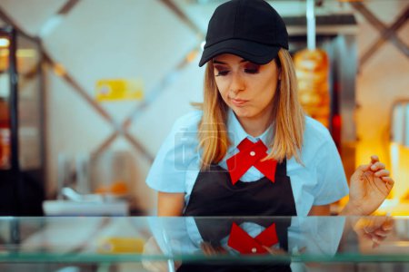 Téléchargez les photos : Malheureux employé Fast Food commettant des erreurs sur le lieu de travail - en image libre de droit