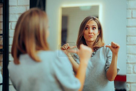 Foto de Mujer mirando en el espejo Señalándose a sí misma en el salón - Imagen libre de derechos