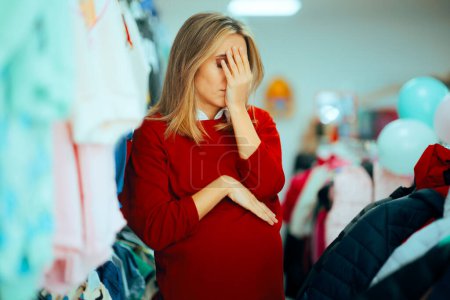 Débordée émotionnelle femme enceinte Shopping pour les vêtements pour enfants 