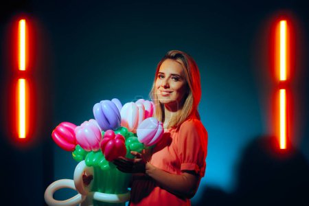 Schöne Frau mit einem Strauß aus Luftballons in Tulpenform