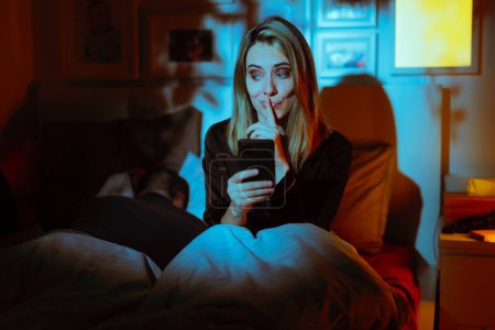 Frau schreibt ihrem Liebhaber SMS, während ihr Mann schläft 