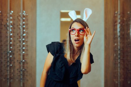 Frau mit roter Brille und Osterhasenohren