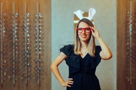 Mujer con anteojos rojos y orejas de conejo de Pascua