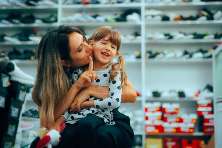 Maman dit non à sa fille mal conduite dans le magasin de chaussures  