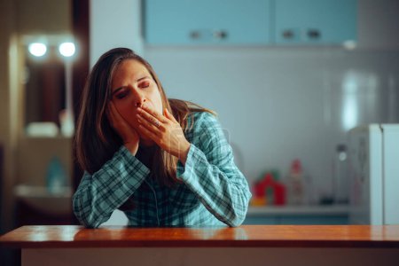 Somnolent femme bâillant dans la cuisine ayant l'insomnie 