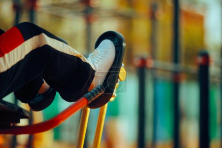 Beine schieben eine Pressmaschine im Freien in Park Gym 