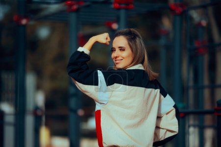 Mujer fuerte flexionando su brazo mostrando fuerza y determinación 