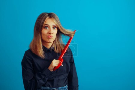 Mujer usando grandes tijeras cortando sus extremos divididos 