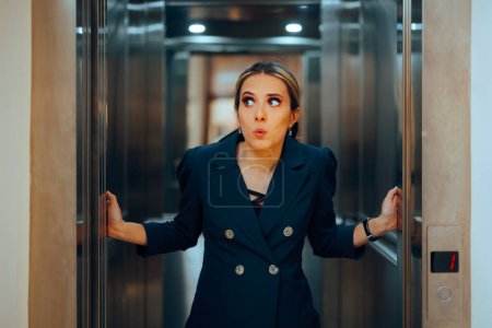 Stressé femme d'affaires se sentant mal à l'aise et anxieux dans l'ascenseur