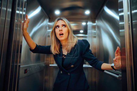 Empresaria sorprendida entrando en un ascensor sintiéndose ansiosa. Mujer profesional sintiéndose perdida en un edificio de oficinas 