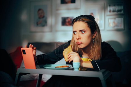 Foto de Mujer desayunando mientras revisa las redes sociales - Imagen libre de derechos