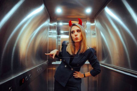 Téléchargez les photos : Femme Diable Aller au Sous-sol avec un Ascenseur - en image libre de droit