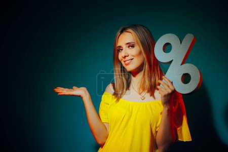 Mujer presentando con su mano sosteniendo letrero de venta