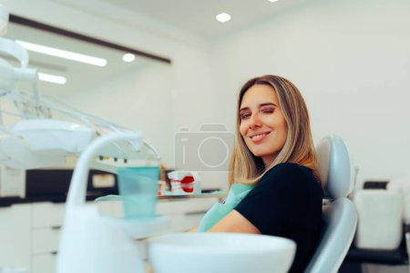 Joyeux patient souriant et clin d'oeil dans le bureau du dentiste 