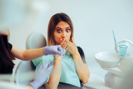 Foto de Paciente asustado Miedo de Agujas y Anestesia en el Dentista - Imagen libre de derechos