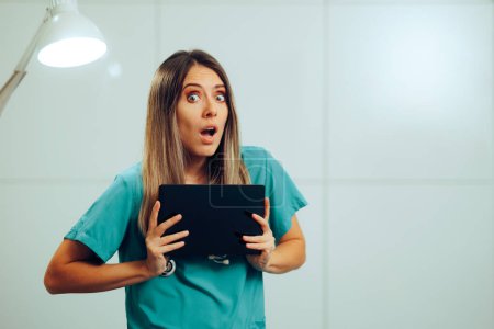 Doctor sorprendido sosteniendo una tableta de PC dando diagnósticos 
