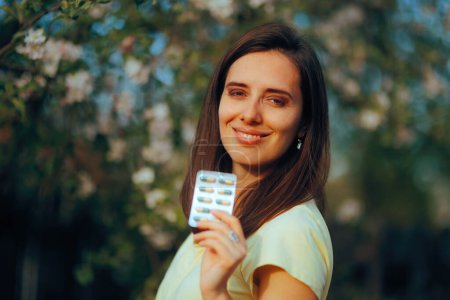 Mujer sonriente sosteniendo una hoja de medicina con suplementos vitamínicos 