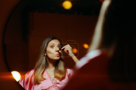 Foto de Chica divertida usando un iluminador en su punta de la nariz - Imagen libre de derechos