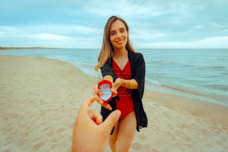 Foto de Mujer pidiendo a su novio que se case con ella en una playa tropical - Imagen libre de derechos