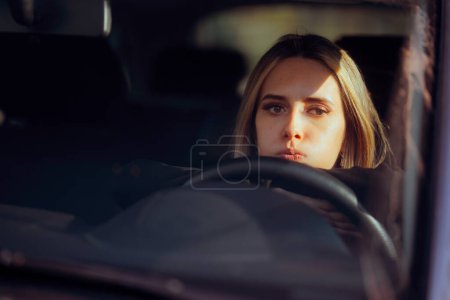 Traurige Frau wartet in ihrem Auto und denkt, wo es lang geht