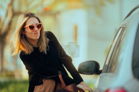 Verzweifelte Frau zerrt an verschlossener Autotür