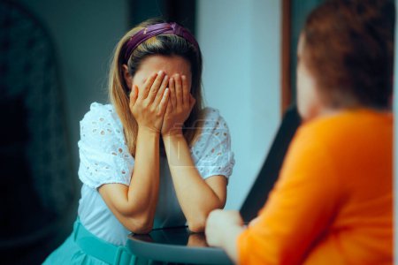 Unglückliche weinende Frau beschwert sich bei ihrem besten Freund