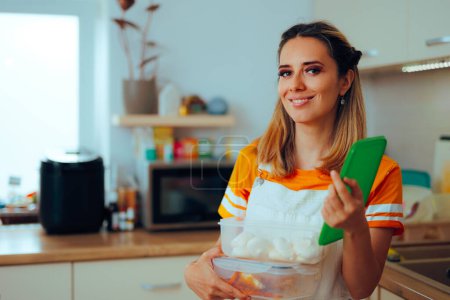 Frau hält Plastikpfanne mit Lebensmitteln für spätere Lagerung 