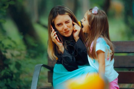 Kind schreit, während Mutter versucht, am Telefon zu sprechen