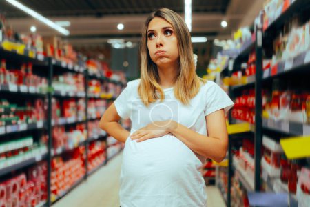 Gestresste Schwangere kauft Lebensmittel im Supermarkt ein
