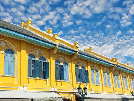 Téléchargez les photos : The old yellow building in the Sino-Portuguese style contrasts with the beautiful white clouds. - en image libre de droit