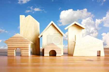 Foto de Casa modelo de madera sobre tabla marrón bule cielo nube blanca forma naturaleza fondo - Imagen libre de derechos