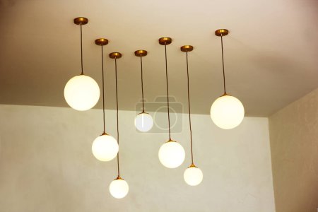 Téléchargez les photos : Lampes de plafond ampoules forme de boule décoration en cône de pièce carrée, concept intérieur vivant - en image libre de droit