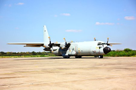 Téléchargez les photos : C130 avion de transport aérien militaire à forse au décollage prêt au sol - en image libre de droit
