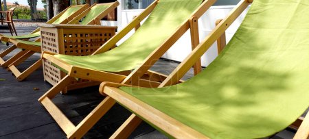 Téléchargez les photos : La conception extérieure du café de jardin apporte des chaises de plage pour servir les clients - en image libre de droit