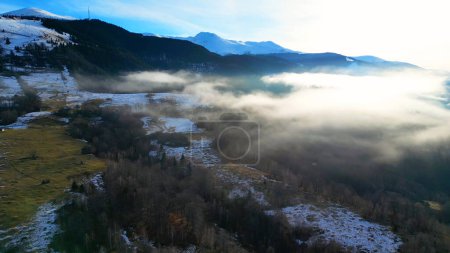 Téléchargez les photos : Photographie par drone de la région montagneuse de Parang, près de la ville de Petrosani, Roumanie. - en image libre de droit